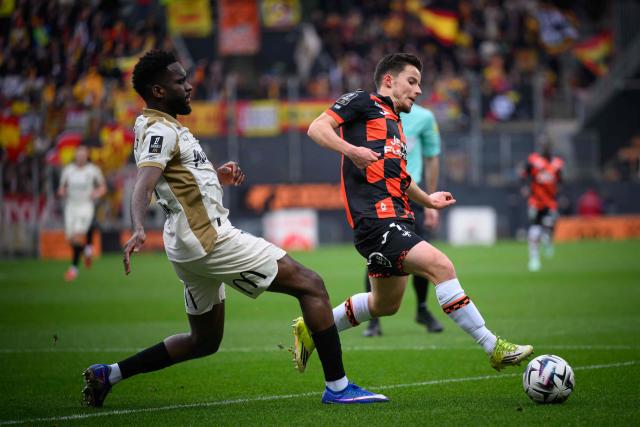 Lens' French forward #11 Odsonne Edouard (L) fights for the ball with Lorient's French midfielder #11 Theo Le Bris during the French L1 football match between FC Lorient and RC Lens at Yves-Allainmat stadium in Lorient, western France on March 14, 2026. (Photo by Loic VENANCE / AFP)