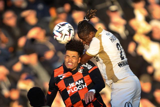 Lens' Malian midfielder #21 Amadou Haidara (R) fights for the ball with Lorient's French midfielder #08 Noah Cadiou during the French L1 football match between FC Lorient and RC Lens at Yves-Allainmat stadium in Lorient, western France on March 14, 2026. (Photo by Loic VENANCE / AFP)