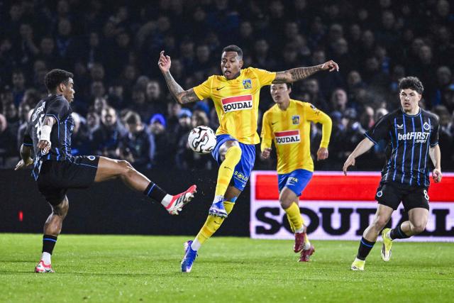 Club's Nigerian midfielder #15 Raphael Onyedika (L) and Westerlo's Costa Rican forward #77 Josimar Alcoce (C) fight for the ball during the Belgian Pro League football match between KVC Westerlo and Club Brugge at the Het Kuipje stadium in Westerlo on March 14, 2026. (Photo by Tom Goyvaerts / Belga / AFP) / Belgium OUT
