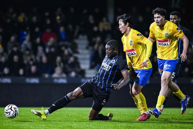 Club's Ecuadorian defender #04 Joel Ordonez (L) and Westerlo's Japanese forward #13 Isa Sakamoto fight for the ball during the Belgian Pro League football match between KVC Westerlo and Club Brugge at the Het Kuipje stadium in Westerlo on March 14, 2026. (Photo by Tom Goyvaerts / Belga / AFP) / Belgium OUT