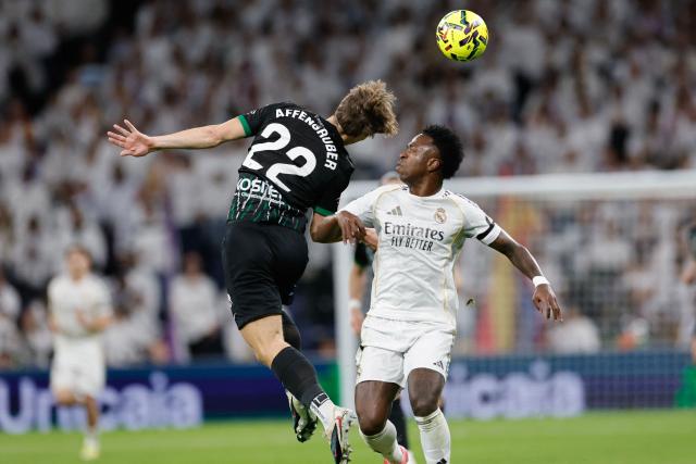Elche's Austrian defender #22 David Affengruber (L) and Real Madrid's Brazilian forward #07 Vinicius Junior vie for the ball  during the Spanish league football match between Real Madrid CF and Elche CF at the Santiago Bernabeu Stadium in Madrid on March 14, 2026. (Photo by Oscar DEL POZO / AFP)