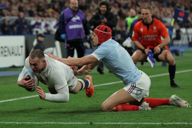 England's wing Tom Roebuck (L) dives over the line to score England's first try during the Six Nations international rugby union match between France and England at the Stade de France, in Saint-Denis, north of Paris, on March 14, 2026. (Photo by Thomas SAMSON / AFP)