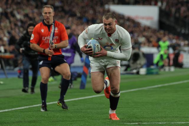 England's wing Tom Roebuck runs with the ball to score England's first try during of the Six Nations international rugby union match between France and England at the Stade de France, in Saint-Denis, north of Paris, on March 14, 2026. (Photo by Thomas SAMSON / AFP)