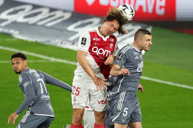 Monaco's Belgian defender #25 Wout Faes (C) fights for the ball with Brest's French defender #05 Brendan Chardonnet (R) during the French L1 football match between AS Monaco and Stade Brestois 29 at the Stade Louis II in the Principality of Monaco on March 14, 2026. (Photo by Valery HACHE / AFP)
