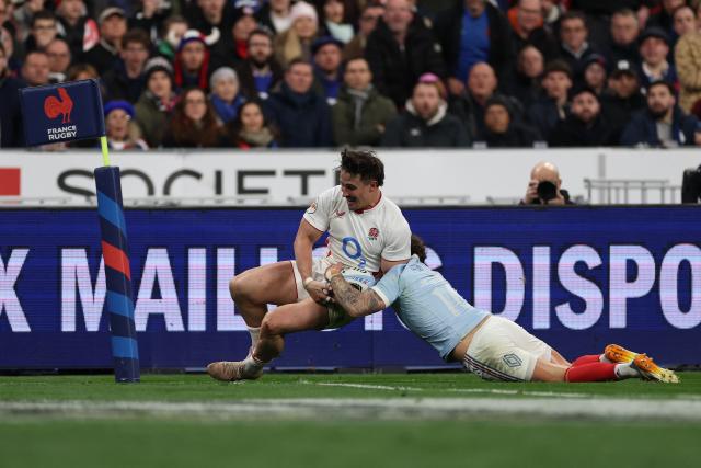 England's wing Cadan Murley (L) dives towards the line to score England's second try during of the Six Nations international rugby union match between France and England at the Stade de France, in Saint-Denis, north of Paris, on March 14, 2026. (Photo by FRANCK FIFE / AFP)