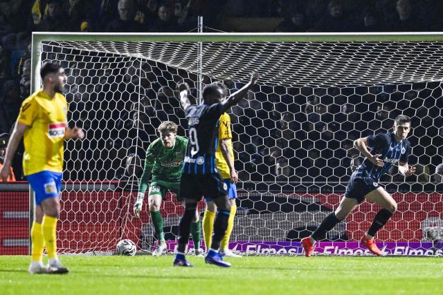 Club Brugge's Italian forward #07 Nicolo Tresoldi (R) celebrates scoring his team's second goal during the Belgian Pro League football match between KVC Westerlo and Club Brugge at the Het Kuipje stadium in Westerlo on March 14, 2026. (Photo by Tom Goyvaerts / Belga / AFP) / Belgium OUT