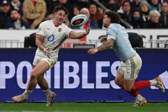 England's wing Cadan Murley (L) catches the ball in front of France's fly-half Matthieu Jalibert (R) during of the Six Nations international rugby union match between France and England at the Stade de France, in Saint-Denis, north of Paris, on March 14, 2026. (Photo by FRANCK FIFE / AFP)