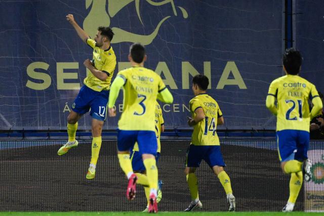FC Arouca's Spanish forward #17 Ivan Barbero (L) celebrates scoring his team's first goal from a penalty during the Portuguese League football match between FC Arouca and SL Benfica at Municipal de Arouca stadium in Aveiro on March 14, 2026. (Photo by Miguel RIOPA / AFP)