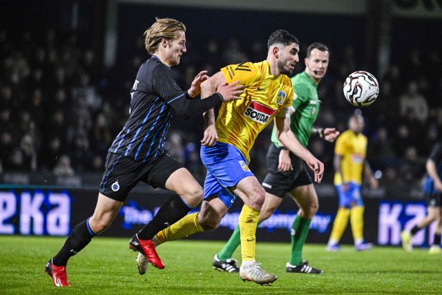 Club Brugge's Belgian forward #17 Romeo Vermant (L) fights for the ball with Westerlo's Turkish forward #34 Dogucan Haspolat   during the Belgian Pro League football match between KVC Westerlo and Club Brugge at the Het Kuipje stadium in Westerlo on March 14, 2026. (Photo by Tom Goyvaerts / Belga / AFP) / Belgium OUT