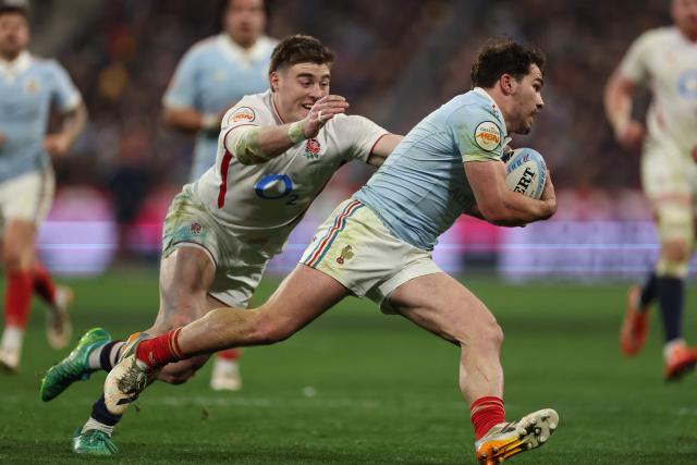 France's scrum-half Antoine Dupont (R) runs with the ball during of the Six Nations international rugby union match between France and England at the Stade de France, in Saint-Denis, north of Paris, on March 14, 2026. (Photo by FRANCK FIFE / AFP)
