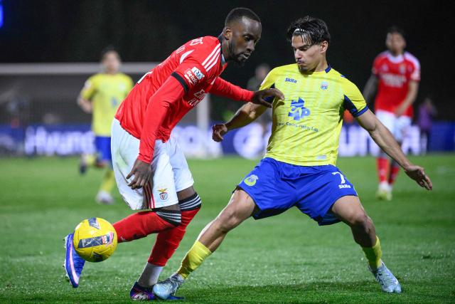 SL Benfica's Belgian forward #11 Dodi Lukebakio (L) vies for the ball with FC Arouca's French midfielder #07 Nas Djouahra during the Portuguese League football match between FC Arouca and SL Benfica at Municipal de Arouca stadium in Aveiro on March 14, 2026. (Photo by Miguel RIOPA / AFP)