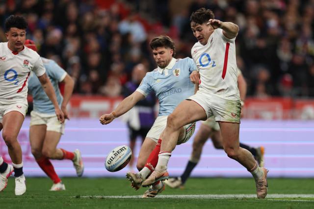 France's fly-half Matthieu Jalibert (L) fights for the ball England's wing Cadan Murley  during the Six Nations international rugby union match between France and England at the Stade de France, in Saint-Denis, north of Paris, on March 14, 2026. (Photo by FRANCK FIFE / AFP)