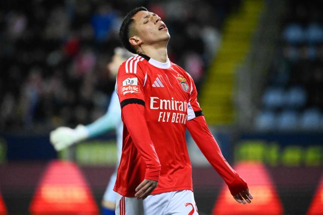 SL Benfica's Argentine forward #25 Gianluca Prestianni reacts after missing a chance to score during the Portuguese League football match between FC Arouca and SL Benfica at Municipal de Arouca stadium in Aveiro on March 14, 2026. (Photo by Miguel RIOPA / AFP)