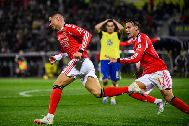 SL Benfica's Croatian forward #09 Franjo Ivanovic (L) celebrates scoring his team's second goal during the Portuguese League football match between FC Arouca and SL Benfica at Municipal de Arouca stadium in Aveiro on March 14, 2026. (Photo by Miguel RIOPA / AFP)