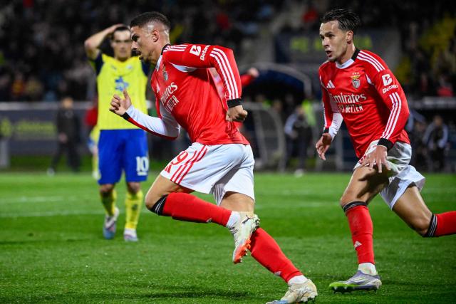 SL Benfica's Croatian forward #09 Franjo Ivanovic (L) celebrates scoring his team's second goal during the Portuguese League football match between FC Arouca and SL Benfica at Municipal de Arouca stadium in Aveiro on March 14, 2026. (Photo by Miguel RIOPA / AFP)
