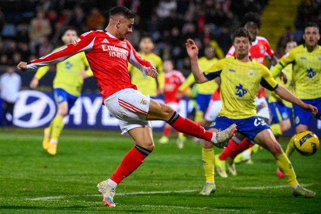 SL Benfica's Croatian forward #09 Franjo Ivanovic scores his team's second goal during the Portuguese League football match between FC Arouca and SL Benfica at Municipal de Arouca stadium in Aveiro on March 14, 2026. (Photo by Miguel RIOPA / AFP)