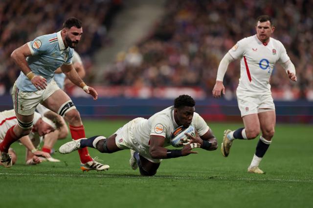 England's lock Maro Itoje (C) grabs a loose ball during of the Six Nations international rugby union match between France and England at the Stade de France, in Saint-Denis, north of Paris, on March 14, 2026. (Photo by FRANCK FIFE / AFP)