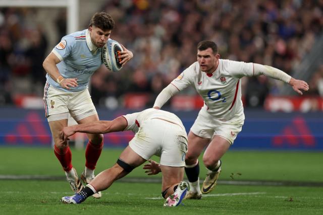 France's fly-half Matthieu Jalibert (L) steps out of a tackle as he runs with the ball during of the Six Nations international rugby union match between France and England at the Stade de France, in Saint-Denis, north of Paris, on March 14, 2026. (Photo by FRANCK FIFE / AFP)
