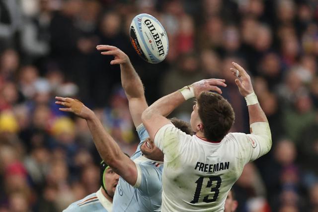 England's wing Tommy Freeman (R) contests a high ball during of the Six Nations international rugby union match between France and England at the Stade de France, in Saint-Denis, north of Paris, on March 14, 2026. (Photo by FRANCK FIFE / AFP)