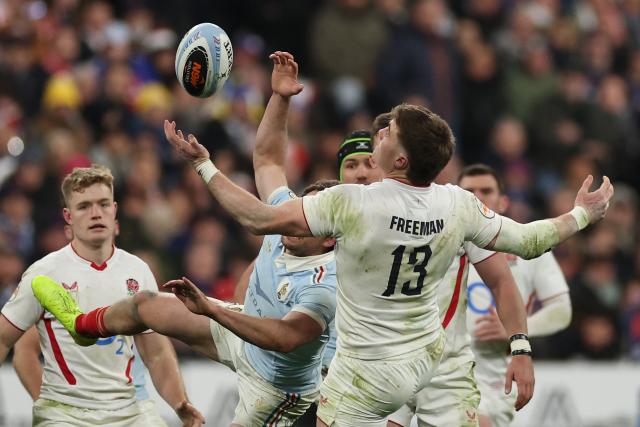 England's wing Tommy Freeman (R) contests a high ball during of the Six Nations international rugby union match between France and England at the Stade de France, in Saint-Denis, north of Paris, on March 14, 2026. (Photo by FRANCK FIFE / AFP)