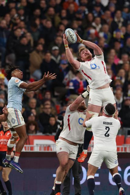 England's lock Ollie Chessum (CR) catches the ball as he is lifted into the air in front of France's wing Théo Attissogbe (L) during of the Six Nations international rugby union match between France and England at the Stade de France, in Saint-Denis, north of Paris, on March 14, 2026. (Photo by FRANCK FIFE / AFP)