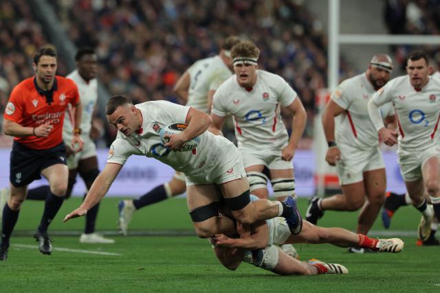 England's flanker Ben Earl (CL) is tackled as he runs with the ball during of the Six Nations international rugby union match between France and England at the Stade de France, in Saint-Denis, north of Paris, on March 14, 2026. (Photo by Thomas SAMSON / AFP)