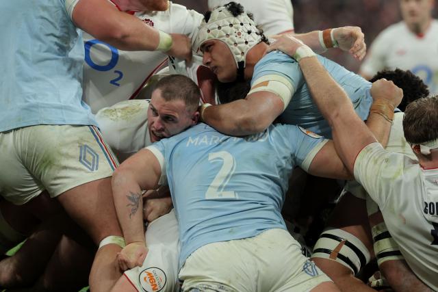 England's wing Tom Roebuck (CL) and France's flanker Temo Matiu (CR) contest a rolling maul during of the Six Nations international rugby union match between France and England at the Stade de France, in Saint-Denis, north of Paris, on March 14, 2026. (Photo by Thomas SAMSON / AFP)