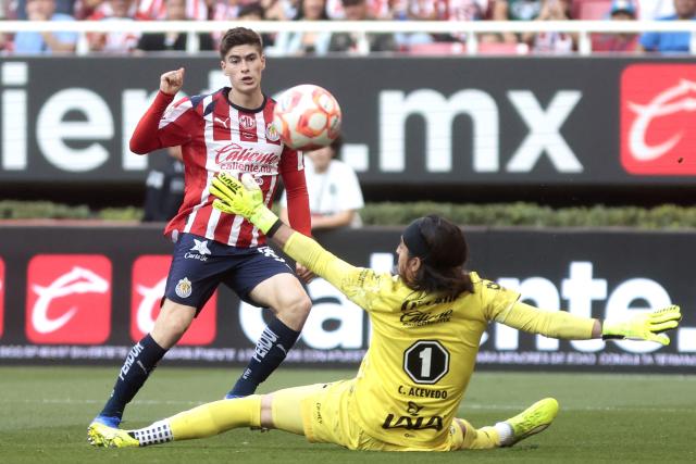 Guadalajara's forward #34 Armando Gonzalez and Santos' goalkeeper #01 Carlos Acevedo fight for the ball during the Liga MX Clausura football match between Guadalajara and Santos Laguna at the Akron Stadium in Zapopan, Mexico on March 14, 2026. (Photo by Ulises RUIZ / AFP)