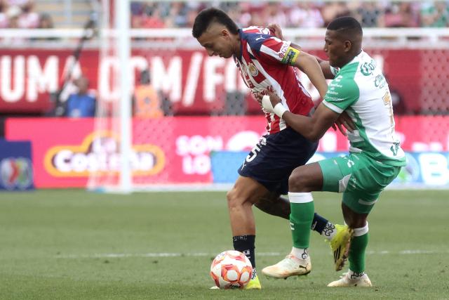Guadalajara's forward #25 Roberto Alvarado and Santos' Ecuadorian midfielder #11 Carlos Gruezo fight for the ball during the Liga MX Clausura football match between Guadalajara and Santos Laguna at the Akron Stadium in Zapopan, Mexico on March 14, 2026. (Photo by Ulises RUIZ / AFP)