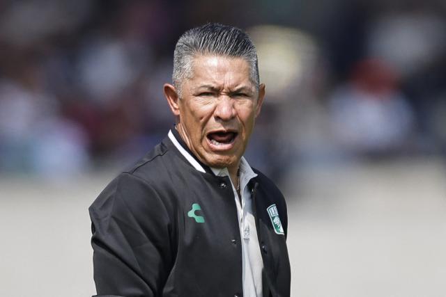 (FILES) Leon's head coach Ignacio Ambriz  shouts instructions to his players from the touchline during the Liga MX Clausura football match between Pumas and Leon at Olimpico Universitario Stadium in Mexico City on January 18, 2026. Mexican coach Ignacio Ambriz resigned as head coach of Leon football club on March 14, 2026, following a 3-0 home loss to Tijuana at the Nou Camp Stadium on the eleventh matchday of the 2026 Clausura tournament. (Photo by Rodrigo Oropeza / AFP)