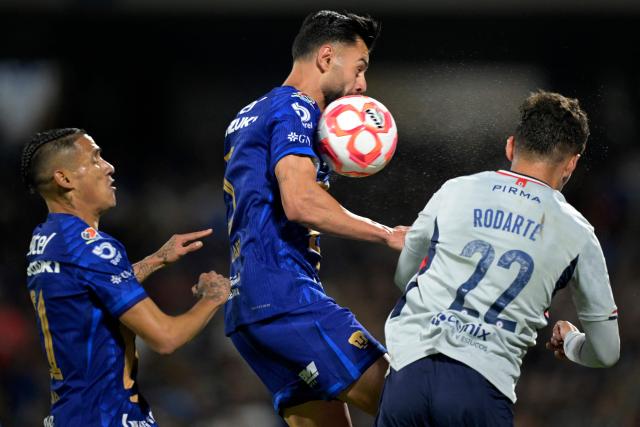 Pumas' midfielder #21 Uriel Antuna, Pumas' Spanish defender #05 Ruben Duarte and Cruz Azul's defender #22 Jorge Rodarte fight for the ball during the Liga MX Clausura match between Pumas and Cruz Azul at the Olimpico Universitario Stadium in Mexico City on March 14, 2026. (Photo by Alfredo ESTRELLA / AFP)