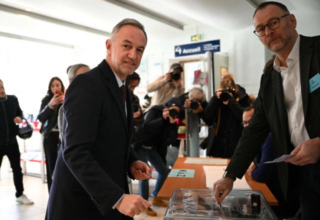 Socialist party (PS) mayoral candidate in Paris, Emmanuel Gregoire casts his vote during the first round of France's 2026 municipal elections in Paris on March 15, 2026. (Photo by Bertrand GUAY / POOL / AFP)