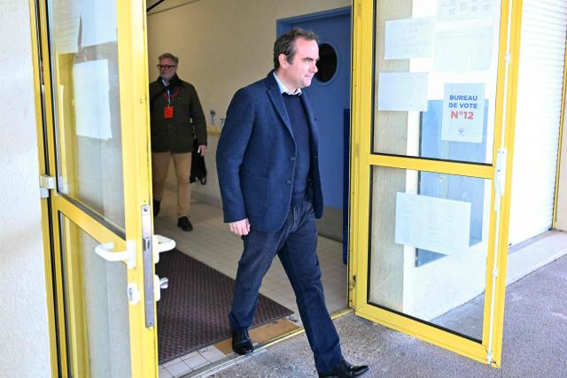 France's Prime Minister Sebastien Lecornu, a candidate on the broad right-wing list "Generations Vernon", leaves after casting his ballot during the first round of France's 2026 municipal elections in Vernon, northwestern France, on March 15, 2026. (Photo by Martin LELIEVRE / POOL / AFP)