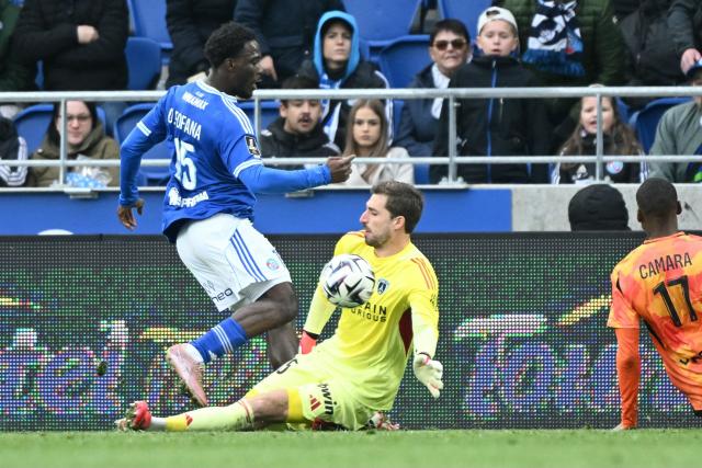Paris FC’s German goalkeeper #35 Kevin Trapp (C) stops the Strasbourg’s Ivorian forward #22 David Datro Fofana shoot during the French L1 football match between RC Strasbourg Alsace and Paris FC at the Stade de la Meinau in Strasbourg, eastern France on March 15, 2026. (Photo by SEBASTIEN BOZON / AFP)