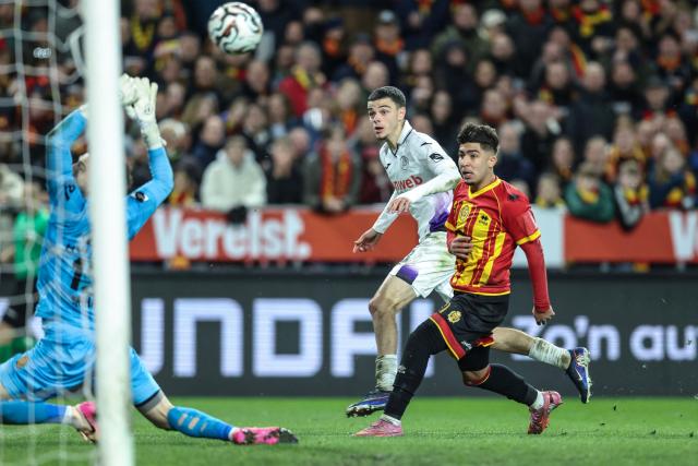 RSC Anderlecht's Belgian forward #83 Tristan Degreef (C) eyes the ball during the Belgian Pro League football match between KV Mechelen and RSC Anderlecht in Mechelen on March 15, 2026. (Photo by BRUNO FAHY / Belga / AFP) / Belgium OUT