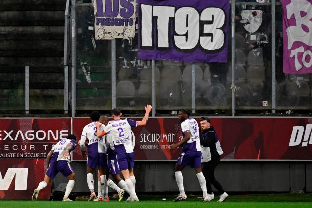 Toulouse’s players celebrate after scoring a goal during the French L1 football match between FC Metz and Toulouse FC at the Stade Saint-Symphorien in Longeville-les-Metz, eastern France, on March 15, 2026. (Photo by Jean-Christophe VERHAEGEN / AFP)