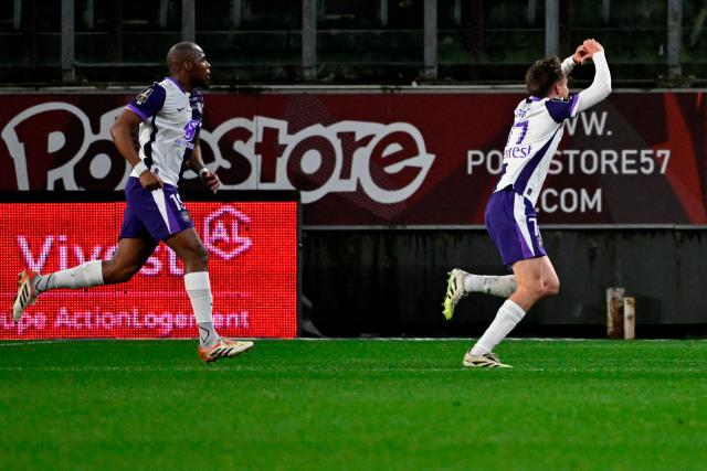 Toulouse's Slovakia midfielder #77 Mario Sauer (R) celebrates after scoring Toulouse's fourth goal during the French L1 football match between FC Metz and Toulouse FC at the Stade Saint-Symphorien in Longeville-les-Metz, eastern France, on March 15, 2026. (Photo by Jean-Christophe VERHAEGEN / AFP)