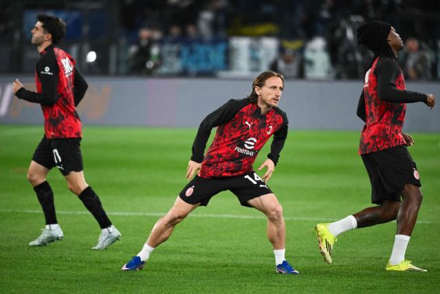 AC Milan's Croatian midfielder #14 Luka Modric warms up before the start of the Italian Serie A football match between Lazio and AC Milan at Olympic stadium in Rome on March 15, 2026. (Photo by Alberto PIZZOLI / AFP)