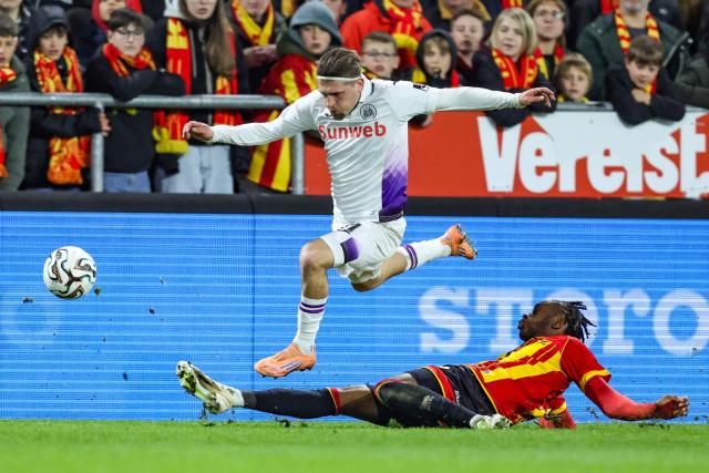 TOPSHOT - Anderlecht's Belgian forward #91 Adriano Bertaccini (C) and Mechelen's Togolese defender #29 Dikeni Salifou fight for the ball during the Belgian "Pro League" First Division football match between KV Mechelen and RSC Anderlecht at Achter De Kazerne in Mechelen on March 15, 2026. (Photo by BRUNO FAHY / BELGA / AFP) / Belgium OUT
