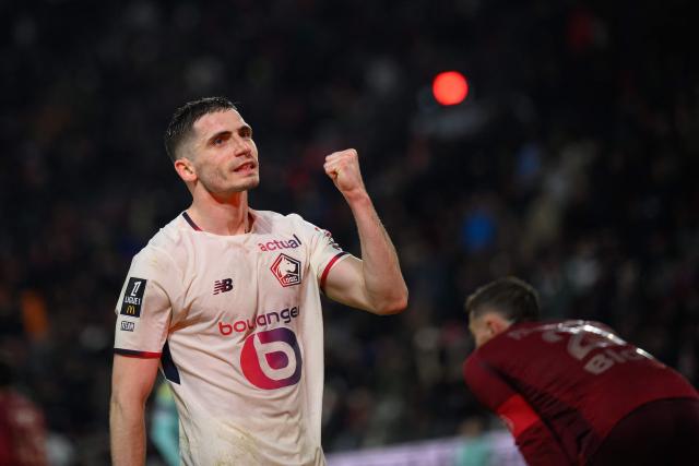 Lille's French defender #15 Romain Perraud celebrates his team's victory at the end of the French L1 football match between Stade Rennais and Losc Lille at the Roazhon Park stadium in Rennes, western France on March 15, 2026. (Photo by Loic VENANCE / AFP)