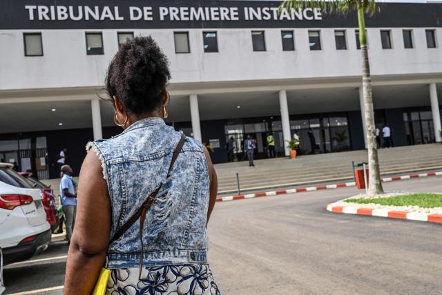 A woman arrives at the courthouse in Bingerville, near Abidjan on Febuary 26, 2026. In Ivory Coast the law permits divorce, it remains taboo, and numerous obstacles discourage women from leaving their husbands.
With only 1,835 divorce applications out of 30,912 marriages in 2024, according to official figures, four times fewer than in France, this procedure is a marginal reality in the country, as in many places on the continent. (Photo by Issouf SANOGO / AFP)