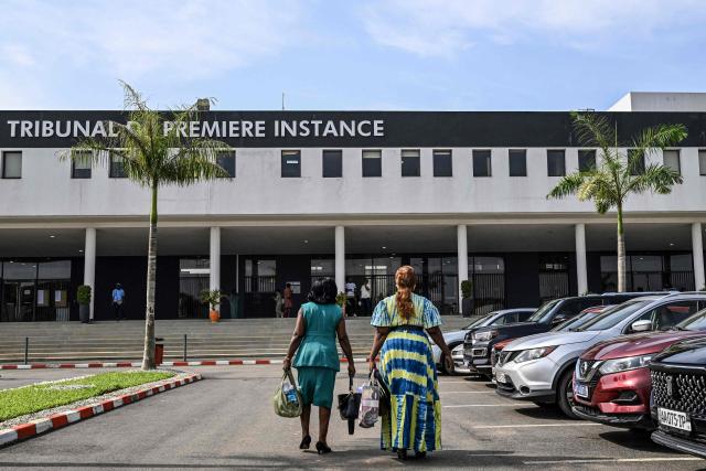 Women walk in the front of the courthouse in Bingerville, near Abidjan on March 3, 2026. In Ivory Coast the law permits divorce, it remains taboo, and numerous obstacles discourage women from leaving their husbands.
With only 1,835 divorce applications out of 30,912 marriages in 2024, according to official figures, four times fewer than in France, this procedure is a marginal reality in the country, as in many places on the continent. (Photo by Issouf SANOGO / AFP)