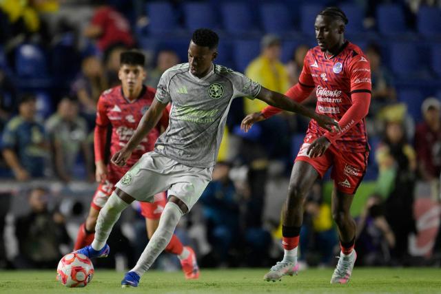 America's Colombian defender #26 Cristian Borja and Mazatlan's Brazilian forward #07 Dudu fight for the ball during the Liga MX Clausura match between America and Mazatlan at Ciudad de los Deportes Stadium in Mexico City on March 15, 2026. (Photo by Alfredo ESTRELLA / AFP)