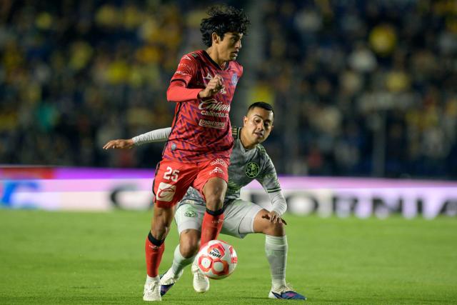 Mazatlan's midfielder #25 Said Godinez and America's midfielder #28 Erick Sanchez fight for the ball during the Liga MX Clausura match between America and Mazatlan at Ciudad de los Deportes Stadium in Mexico City on March 15, 2026. (Photo by Alfredo ESTRELLA / AFP)