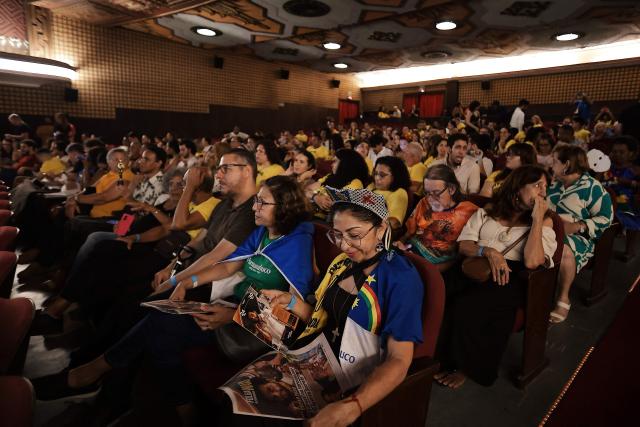 People wait for the live broadcast of the 98th Annual Academy Awards (Oscars) inside the Sao Luiz cinema in Recife, Brazil on March 15, 2026. Brazilians all over the country are gathered expecting the result of the nominations of the Brazilian film "O Agente Secreto" (The Secret Agent). (Photo by BRENDA ALCANTARA / AFP)
