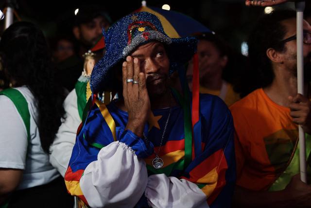 TOPSHOT - A man reacts after the Brazilian film "O Agente Secreto" didn't win in any category during a live broadcast of the 98th Annual Academy Awards (Oscars) outside the Sao Luiz cinema in Recife, Brazil on March 15, 2026. Brazilians all over the country are gathered expecting the result of the nominations of the Brazilian film "O Agente Secreto" (The Secret Agent). (Photo by BRENDA ALCANTARA / AFP)