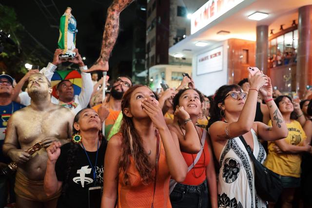 TOPSHOT - People react after the Brazilian film "O Agente Secreto" didn't win in any category during a live broadcast of the 98th Annual Academy Awards (Oscars) outside the Sao Luiz cinema in Recife, Brazil on March 15, 2026. Brazilians all over the country are gathered expecting the result of the nominations of the Brazilian film "O Agente Secreto" (The Secret Agent). (Photo by BRENDA ALCANTARA / AFP)
