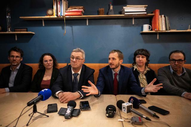 Toulouse mayoral candidates for left-wing "La Gauche Unie" Francois Briancon (3rdL) and left-wing La France Insoumise (LFI) Francois Piquemal (3rdR) give a joint press conference after the first round of France's 2026 municipal elections in Toulouse, southwestern France, on March 16, 2026. (Photo by Lionel BONAVENTURE / AFP)