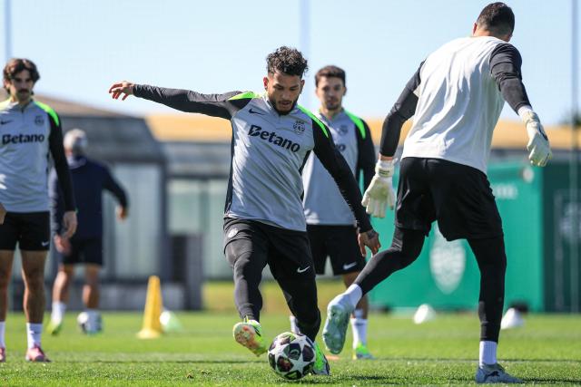 Sporting’s Colombian forward #97 Luis Suarez  kicks the ball during a training session on the eve of their UEFA Champions League last 16 second leg football match against Bodoe/Glimt at the Cristiano Ronaldo Academy in Alcochete on March 16, 2026. (Photo by PATRICIA DE MELO MOREIRA / AFP)