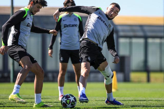 Sporting’s Belgian defender #6 Zeno Debast (R) vies for the ball during a training session on the eve of their UEFA Champions League last 16 second leg football match against Bodoe/Glimt at the Cristiano Ronaldo Academy in Alcochete on March 16, 2026. (Photo by PATRICIA DE MELO MOREIRA / AFP)